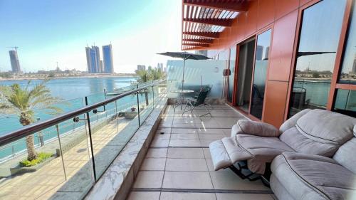 Luxury 1-Bedroom Waterfront Apartment with Large Terrace, Reef Island
