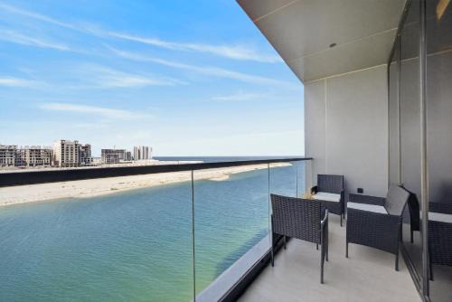شقة فاخرة بإطلالة بحرية 3 غرف نوم وشاشة 98 بوصة in Al Khobar