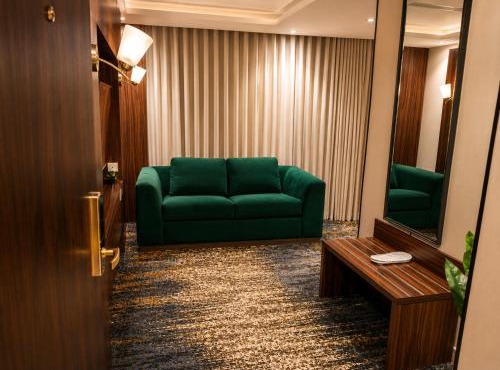 IQ Hotel alhamra فندق اي كيو الحمراء