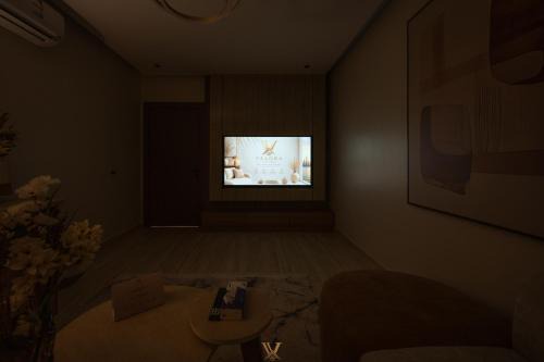 Velora Living Palm Suite 70 Smart TV
