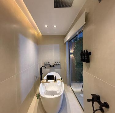 Cozy 1BR 65 inch TV Bathtub and Outdoor Seating in Riyadh