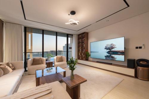 إطلالة بحرية مع بلكونة شاشة سينما 98 إنش 4 غرف in Al Khobar