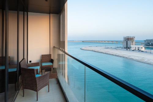 إطلالة بحرية مع بلكونة شاشة سينما 98 إنش 4 غرف in Al Khobar