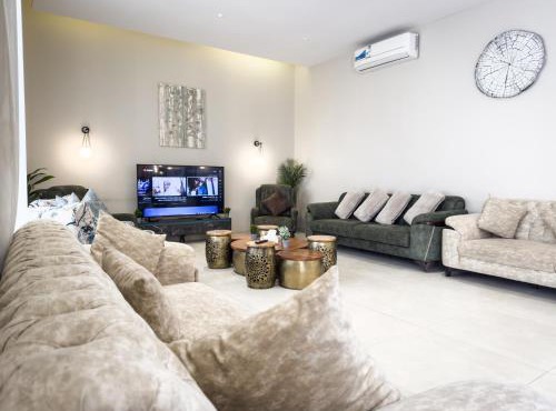Pool Chalet W Green Garden & BBQ Relax باشن 3 غرفة سينما & PS5 in Riyadh